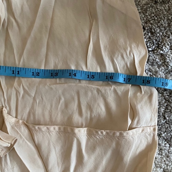 💥3/$25 H&M Cream Ruffle Dress With Pockets Size 6 - Picture 7 of 9